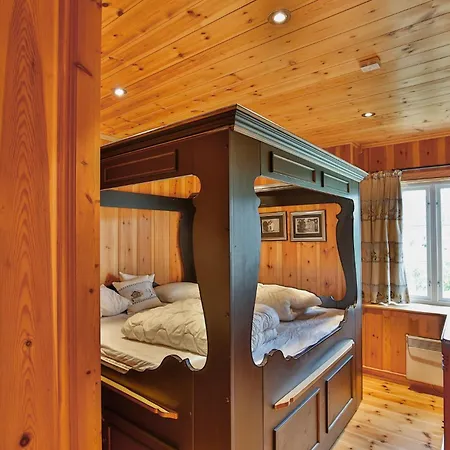 Grand Log With Fireplace And 12-14 Beds