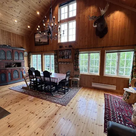 Grand Log With Fireplace And 12-14 Beds *