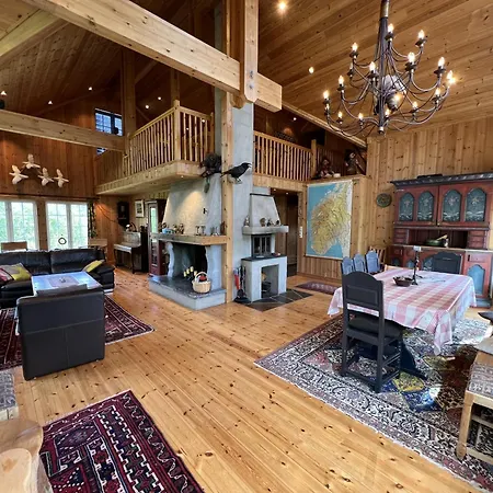 Grand Log With Fireplace And 12-14 Beds Сasa de vacaciones