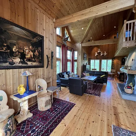 Grand Log With Fireplace And 12-14 Beds *