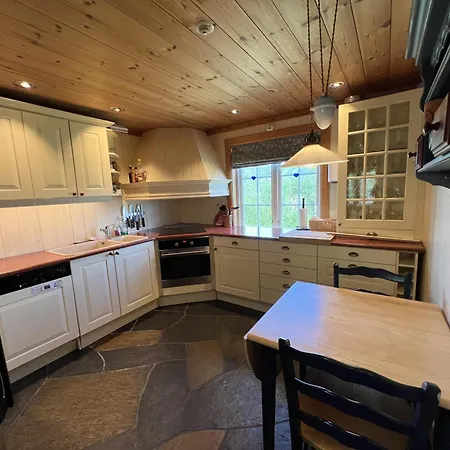 Grand Log With Fireplace And 12-14 Beds Сasa de vacaciones