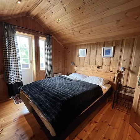 Grand Log With Fireplace And 12-14 Beds Сasa de vacaciones