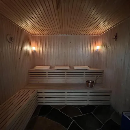 Grand Log With Fireplace And 12-14 Beds