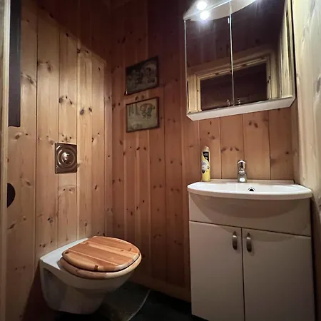 Grand Log With Fireplace And 12-14 Beds