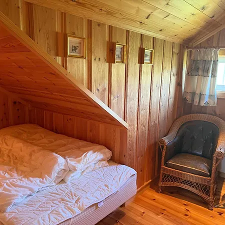 Grand Log With Fireplace And 12-14 Beds *