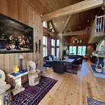 Grand Log With Fireplace And 12-14 Beds *