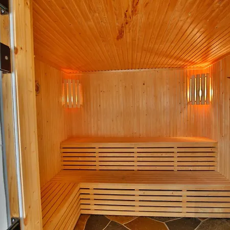 Grand Log With Fireplace And 12-14 Beds *
