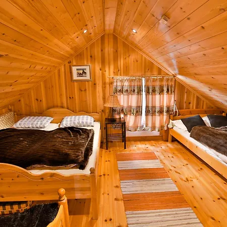 Grand Log With Fireplace And 12-14 Beds